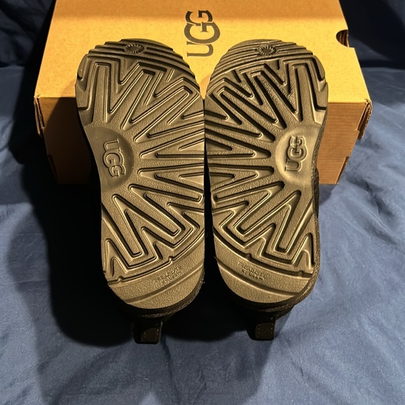 UGG- Neumel II, BLK, 2 kids QS - Picture 4 of 5